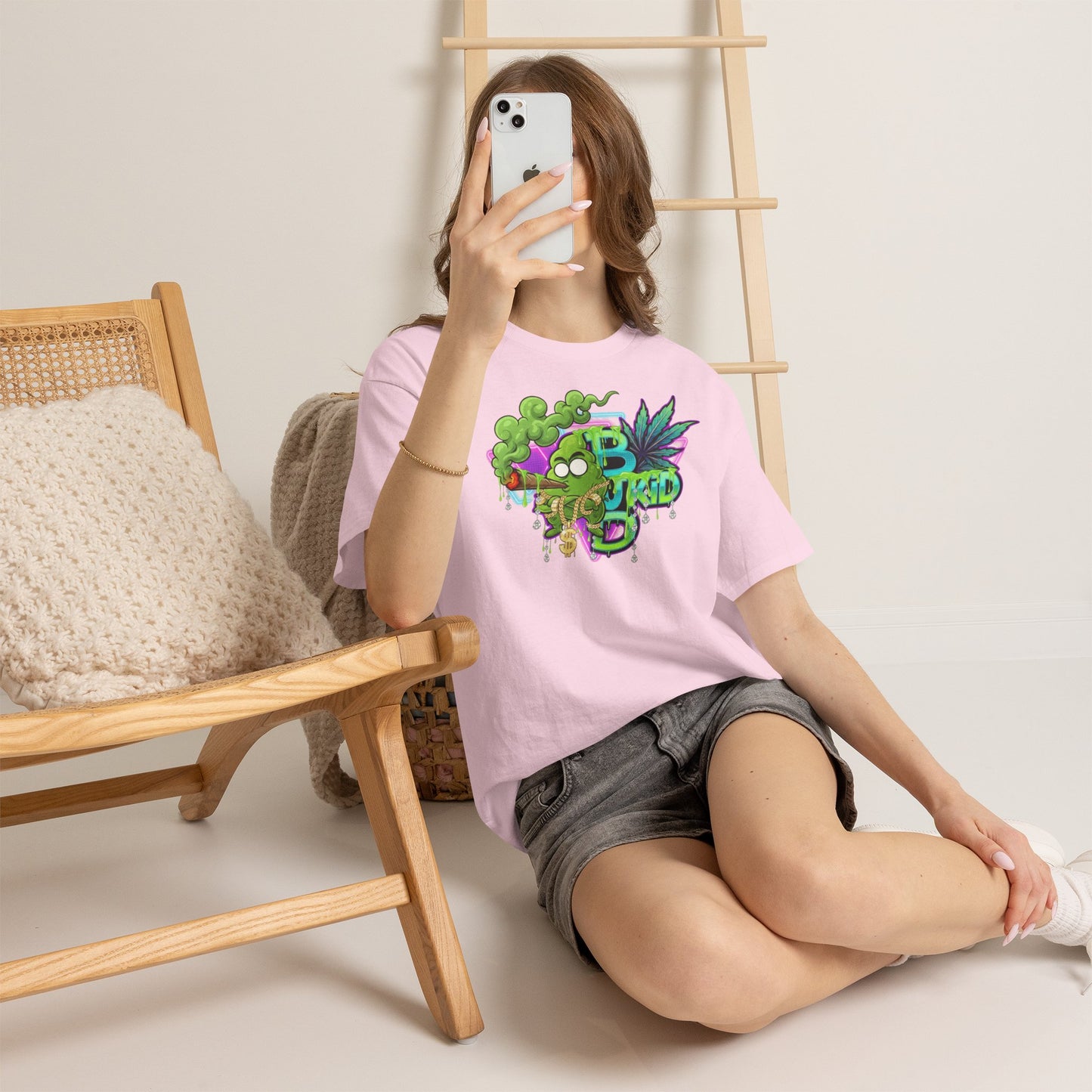 Camiseta con el logo psicodélico de Budkid